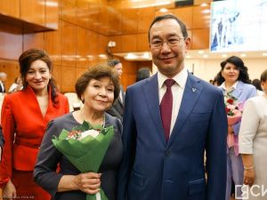 Айсен Николаев вручил якутянам государственные награды в преддверии Нового года
