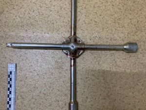 В Якутии мужчина избил знакомого битой, на следующий день с крестовым ключом напал на зятя