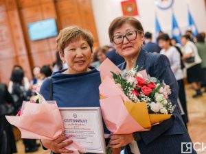 Глава Якутии вручил лучшим педагогам-наставникам премии в 100 тысяч рублей