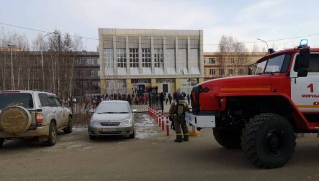 В школе Мирного произошло короткое замыкание. Эвакуировали свыше 500 человек