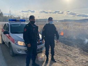 В Якутске росгвардейцы предотвратили возгорание сухой травы