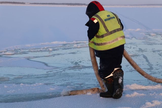 Дорожники наводят ледовую переправу через Лену