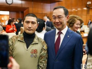 Айсен Николаев вручил якутянам государственные награды в преддверии Нового года