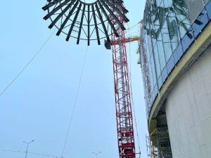 На крыше Арктического центра в Якутске завершили монтаж металлических куполов