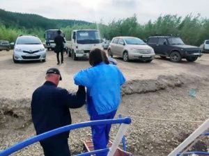 Якутские спасатели организовали сбор дикого лука для людей с нарушениями слуха и зрения