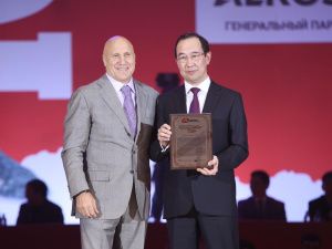 Глава Якутии Айсен Николаев вручил первые медали победителям Первенства России по вольной борьбе в Якутске