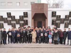 Якутск торжественно передал частицу Вечного огня Мегино-Кангаласскому району