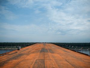 Глава Якутии ознакомился с ходом строительства мостового перехода через реку Марха