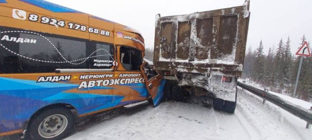 В Алданском районе автобус-такси врезался в самосвал: Пять пассажиров получили травмы
