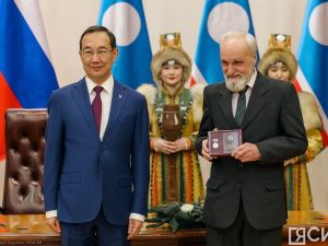 Айсен Николаев вручил якутянам государственные награды в преддверии Нового года