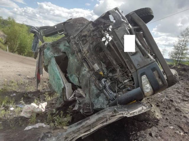 В Нерюнгринском районе перевернулся большегруз