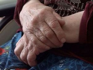 89-летняя бабушка вручила курьеру 900 тысяч рублей, думая, что родственник попал в ДТП