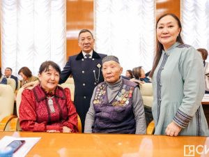 Айсен Николаев вручил стипендии олонхосутам, запевалам осуохая, кузнецам и народным мастерам Якутии