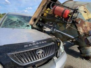 Водитель Toyota Harrier, на которую упала бетономешалка, получил ушибы головы
