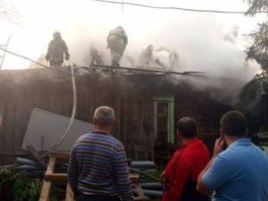 В Якутске произошел пожар в деревянном доме на Очиченко