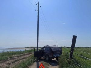 В Якутске пьяный автомобилист госпитализирован после наезда на электроопору