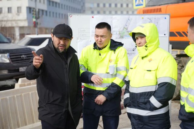 Евгений Григорьев проверил ход капитального ремонта улицы Дежнева в Якутске