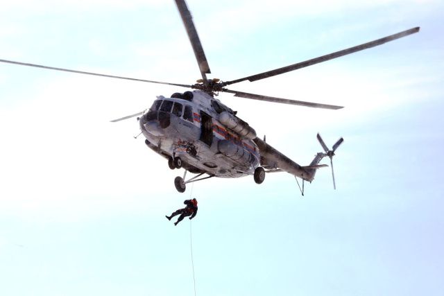 Под Якутском спасатели провели учебно-тренировочные спуски с вертолета