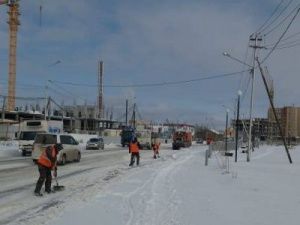 В Якутске продолжается уборка снега в пригородах