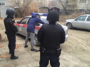 Работник службы доставки украл из подъезда парогенератор