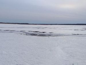 В Нюрбинском улусе из-за поломки машины троим рыбакам понадобилась помощь спасателей
