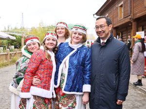 Айсен Николаев возложил цветы к памятнику основателя Якутска