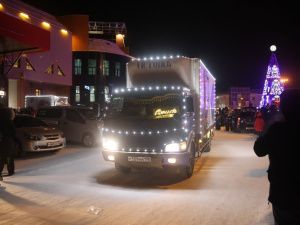 Праздничное шествие автоколонны состоялось впервые на зажжении новогодней ёлки Якутска