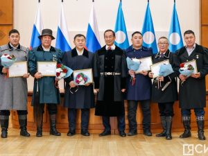 Айсен Николаев вручил стипендии олонхосутам, запевалам осуохая, кузнецам и народным мастерам Якутии