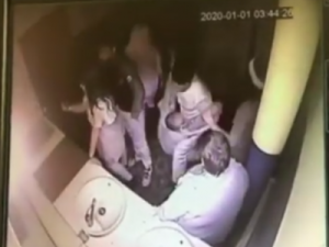 В Якутске посетитель ночного клуба избил мужчину, тот скончался у себя дома от полученной травмы