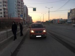 В Якутске пьяный пешеход попал под машину и получил ушибы