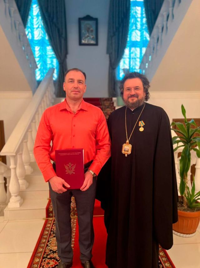 Начальник УФСИН Василий Седрисев вручил золотую медаль «За вклад в развитие уголовно-исполнительной системы России» Архиепископу Якутскому и Ленскому Роману