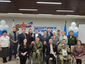 В Якутии четырём участникам СВО вручили ключи от автомобилей с ручным управлением