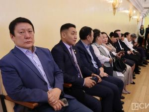 Специальную премию в 100 тысяч рублей вручили ста педагогам Якутии