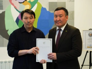 В SMART-библиотеке Якутска открыли стенд выдающегося писателя Николая Неустроева