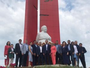 Айсен Николаев возложил цветы к памятнику политическому, государственному и общественному деятелю Варваре Петровой