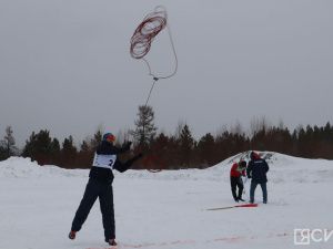 В Нерюнгри при сильном ветре и снегопаде прошли соревнования по метанию аркана