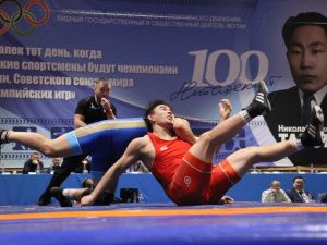 Фоторепортаж. Главные схватки чемпионата Якутии по вольной борьбе