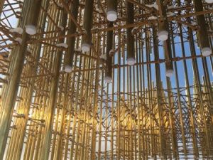 Фотофакт: в районе аэропорта завершают возведение башни из латунных труб