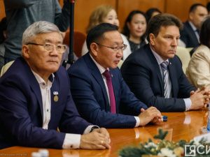 Айсен Николаев вручил якутянам государственные награды в преддверии Нового года