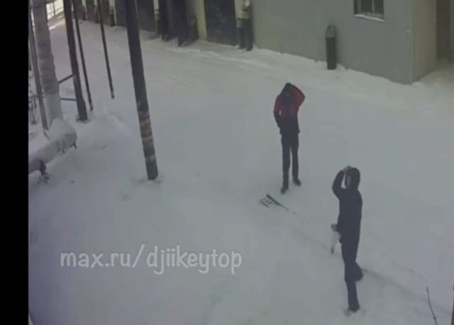 В Якутске подростки забрасывают яйцами проезжающие машины и окна домов