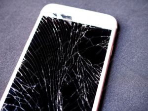 Жительница Якутска лишилась смартфона, пытаясь утихомирить шумную компанию во дворе