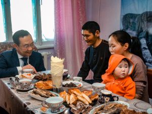 Айсен Николаев встретился с семьей потомственных оленеводов