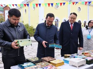 Айсен Николаев возложил цветы к памятнику основателя Якутска