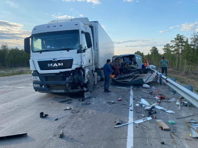 В страшном ДТП на ФАД "Лена" пострадали пятеро человек