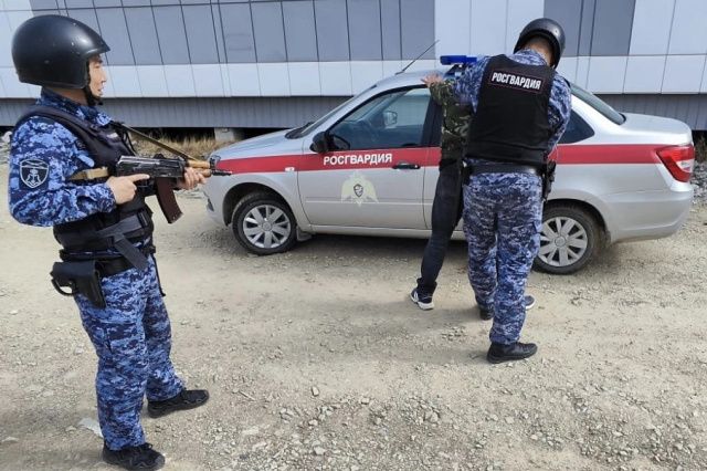В Покровске росгвардейцы задержали спящего в торговом центре мужчину, который перед этим украл обувь
