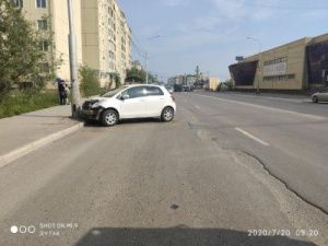 Автоледи врезалась в опору уличного освещения
