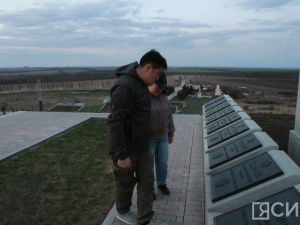 Врач из Якутии почтил память своего дедушки в мемориальном комплексе «Саур-Могила» в ДНР