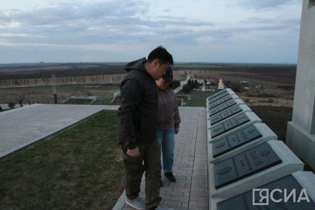 Врач из Якутии почтил память своего дедушки в мемориальном комплексе «Саур-Могила» в ДНР