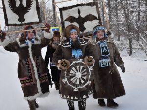 Фото: шествие в национальных костюмах в Оленекском районе в День оленевода