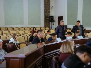 Дмитрий Садовников поручил обеспечить подачу тепла во все жилые дома Якутска ко Дню города